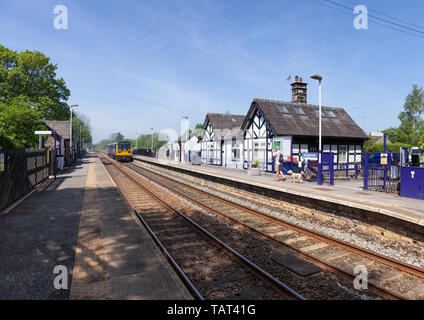 Northern Rail class 142 pacer train à Aramits gare avec un train à Lancaster Leeds Banque D'Images