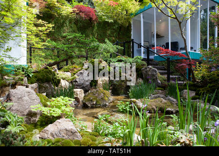 RHS Chelsea Flower Show 2019 : l'interrupteur vert jardin conçu par le designer japonais Kazuyuki Ishihara dispose d''un étang, érables du Japon (ACERS), des pins, des boules de mousse, des iris, une lanterne de pierre et d'un salon de thé. Banque D'Images