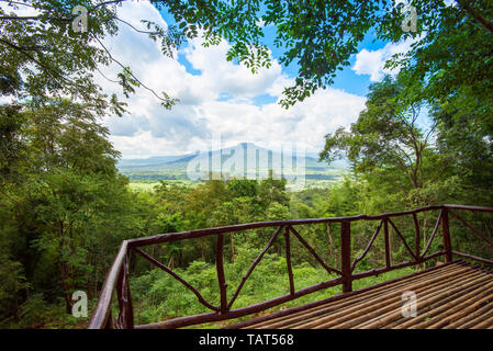 Terrasse vue sur le paysage de montagne de la forêt à l'extérieur Balcon vue étonnante nature hill Banque D'Images