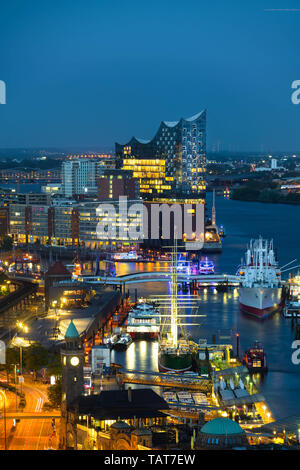 La nouvelle architecture moderne de l'Elbphilharmonie de Hambourg en Allemagne à l'aube avec Harbour Banque D'Images