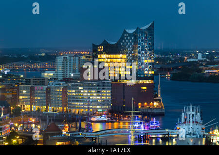 La nouvelle architecture moderne de l'Elbphilharmonie de Hambourg en Allemagne à l'aube avec Harbour Banque D'Images