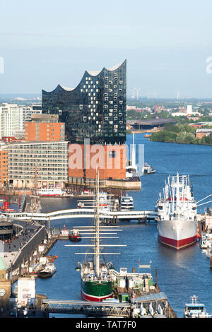 La nouvelle architecture moderne de l'Elbphilharmonie de Hambourg en Allemagne à l'aube avec Harbour Banque D'Images
