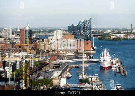 La nouvelle architecture moderne de l'Elbphilharmonie de Hambourg en Allemagne à l'aube avec Harbour Banque D'Images