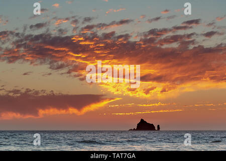 Coucher du soleil vu de Rialto Beach in Olympic National Park, Washington, USA. Banque D'Images