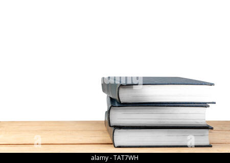 Pile de livres sur la table en bois isolé sur fond blanc. Concept Retour à l'école Banque D'Images