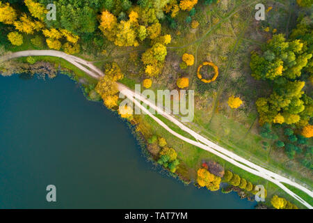 Automne nature de la Russie centrale d'une hauteur. Photographie aérienne sur étang Lebedyansky à Moscou. Banque D'Images