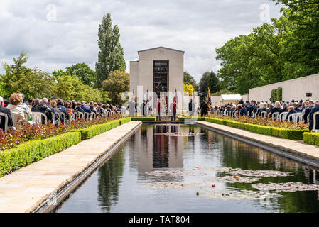 Le Jour commémoratif de l'événement nous souvenir au Cimetière Américain de Cambridge, Cambridgeshire, Royaume-Uni. Memorial Building et miroir d'eau. Les gens Banque D'Images