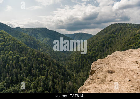 Falaise rocheuse, des nuages sombres et freen mountains de Tomasovsky view Banque D'Images