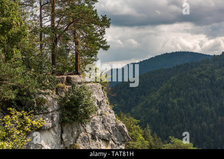 Falaise rocheuse, des nuages sombres et freen mountains de Tomasovsky view Banque D'Images