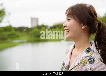 Belle asiatique jeune femme tourisme détente à la park Banque D'Images