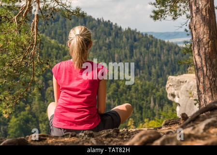 Femme assise en posture joga à sur les montagnes Banque D'Images