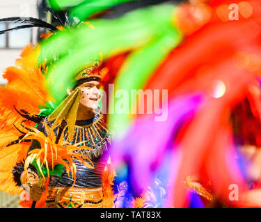 Jeune homme coloré dans le carnaval annuel à Hammarkullen, Suède Banque D'Images