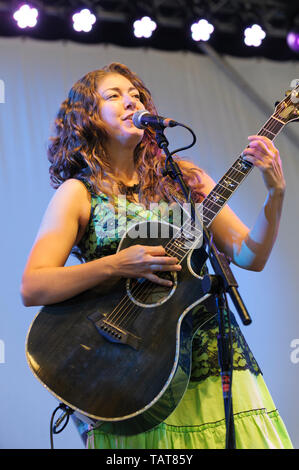 Carrie Sangiovanni effectuant avec Caravane de voleurs à l'Cropredy Festival, Royaume-Uni. 16 août 2014 Banque D'Images