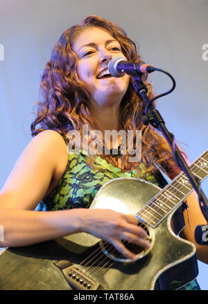 Carrie Sangiovanni effectuant avec Caravane de voleurs à l'Cropredy Festival, Royaume-Uni. 16 août 2014 Banque D'Images