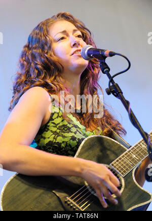 Carrie Sangiovanni effectuant avec Caravane de voleurs à l'Cropredy Festival, Royaume-Uni. 16 août 2014 Banque D'Images