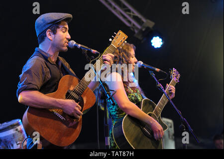 Fuzz Sangiovanni et Carrie Sangiovanni effectuant avec Caravane de voleurs à l'Cropredy Festival, Royaume-Uni. 16 août 2014 Banque D'Images