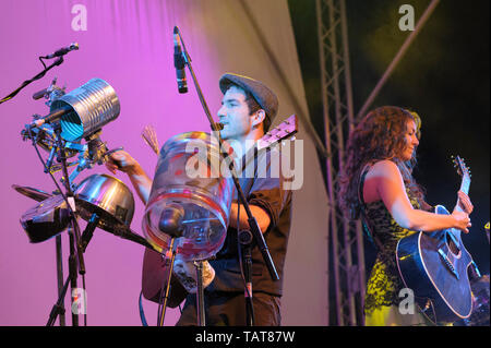 Fuzz Sangiovanni et Carrie Sangiovanni effectuant avec Caravane de voleurs à l'Cropredy Festival, Royaume-Uni. 16 août 2014 Banque D'Images