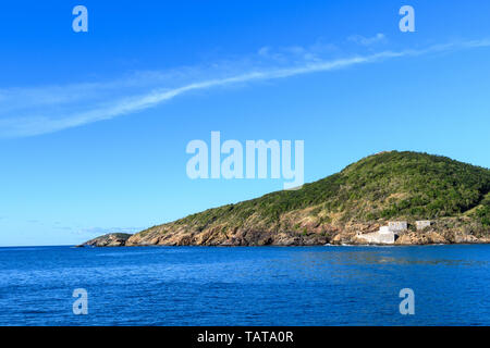 Sur la mer d'une île tropicale contre un nuage qui suit la forme d'une colline sur l'île. L'île tropicale verte avec les vestiges d'un ancien pour Banque D'Images