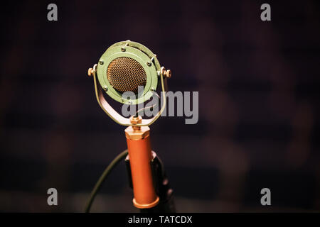 Un vieux type de microphone sur la scène dans le contexte de l'auditorium. Close-up of microphone rétro au concert Banque D'Images