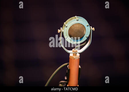 Un vieux type de microphone sur la scène dans le contexte de l'auditorium. Close-up of microphone rétro au concert Banque D'Images