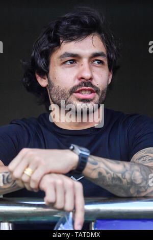 Joueur de football brésilien Ricardo Goulart regarde le 11ème match entre Guangzhou Evergrande Taobao et Shenzhen C.F. au cours de l'Association de football chinoise 2019 Super League (CSL) dans la ville de Guangzhou, province du Guangdong en Chine du Sud, 26 mai 2019. Le milieu de terrain brésilien Ricardo Goulart est prêt à retourner à la Chine Guangzhou Evergrande est en avance sur le calendrier après avoir accepté d'annuler son prêt face à Palmeiras. Banque D'Images