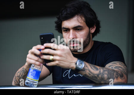 Joueur de football brésilien Ricardo Goulart regarde le 11ème match entre Guangzhou Evergrande Taobao et Shenzhen C.F. au cours de l'Association de football chinoise 2019 Super League (CSL) dans la ville de Guangzhou, province du Guangdong en Chine du Sud, 26 mai 2019. Le milieu de terrain brésilien Ricardo Goulart est prêt à retourner à la Chine Guangzhou Evergrande est en avance sur le calendrier après avoir accepté d'annuler son prêt face à Palmeiras. Banque D'Images