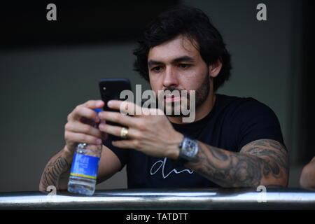 Joueur de football brésilien Ricardo Goulart regarde le 11ème match entre Guangzhou Evergrande Taobao et Shenzhen C.F. au cours de l'Association de football chinoise 2019 Super League (CSL) dans la ville de Guangzhou, province du Guangdong en Chine du Sud, 26 mai 2019. Le milieu de terrain brésilien Ricardo Goulart est prêt à retourner à la Chine Guangzhou Evergrande est en avance sur le calendrier après avoir accepté d'annuler son prêt face à Palmeiras. Banque D'Images