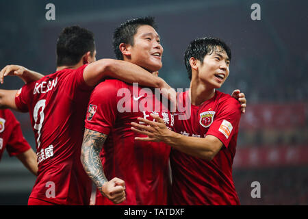 Cai Huikang, centre de Shanghai, EPOP célèbre avec ses coéquipiers après avoir marqué contre l'Sinobo Beijing Guoan dans leur 11e match au cours de l'Association de football chinoise 2019 Super League (CSL) à Shanghai, Chine, 26 mai 2019. Epop Shanghai Beijing Guoan Sinobo défait 2-1. Banque D'Images