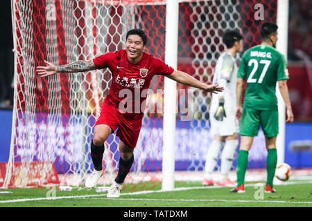 Cai Huikang de Shanghai EPOP célèbre après avoir marqué contre l'Sinobo Beijing Guoan dans leur 11e match au cours de l'Association de football chinoise 2019 Super League (CSL) à Shanghai, Chine, 26 mai 2019. Epop Shanghai Beijing Guoan Sinobo défait 2-1. Banque D'Images