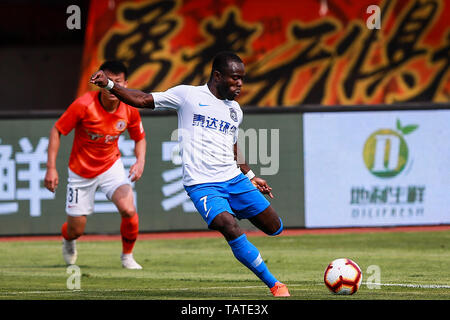 Un joueur de football ghanéen Frank Opoku Acheampong, gauche, de Tianjin TEDA dribbles contre Pékin Renhe dans leur 11e match au cours de l'Association de football chinoise 2019 Super League (CSL), à Beijing, Chine, 25 mai 2019. Renhe Beijing Tianjin TEDA défait 2-1. Banque D'Images