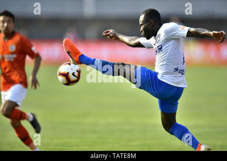 Un joueur de football ghanéen Frank Opoku Acheampong de Tianjin TEDA dribbles contre Pékin Renhe dans leur 11e match au cours de l'Association de football chinoise 2019 Super League (CSL), à Beijing, Chine, 25 mai 2019. Renhe Beijing Tianjin TEDA défait 2-1. Banque D'Images