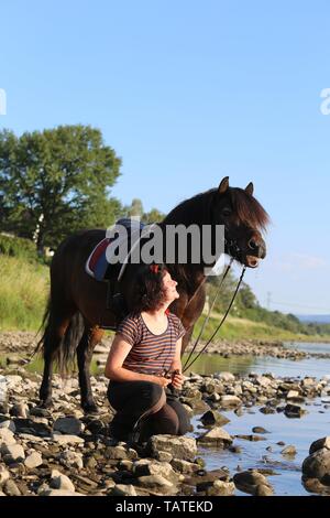 Femme et cheval islandais Banque D'Images