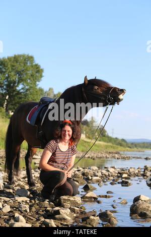 Femme et cheval islandais Banque D'Images