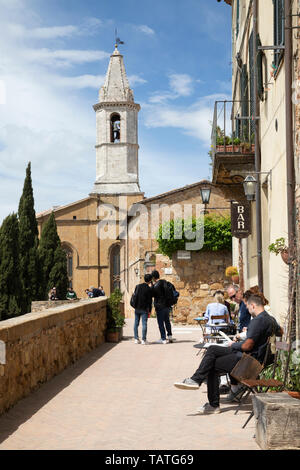 Street view à l'intérieur de la ville de Pienza, Pienza, Province de Sienne, Toscane, Italie, Europe Banque D'Images