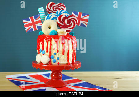 Royaume-uni le goutte-à-tendance candyland fantasy gâteau avec rouge, blanc et bleu décorations, sucettes et drapeaux avec copie espace. Banque D'Images