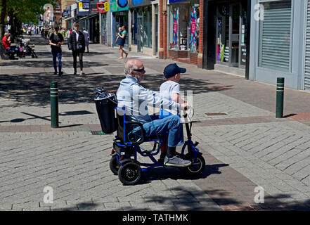 Homme handicapé sur la mobilité scooter dans Goole, East Yorkshire, England UK Banque D'Images