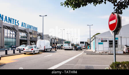 Nantes, France - le 7 août 2018 : vue de la façade de l'Aéroport International de Nantes Atlantique où les voyageurs marchent sur une journée d'été Banque D'Images