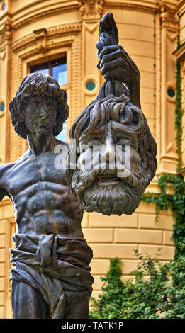 Vue rapprochée de la tête trophée de la saga, David et Goliath. Sculpture au château de Schwerin. Banque D'Images