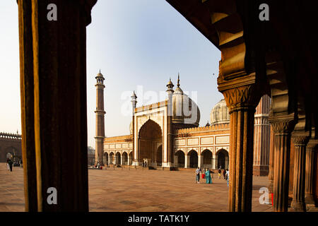 Certains touristes prennent des photos en face de la magnifique Jama Masjid à New Delhi pendant le coucher du soleil. Jama Masjid est l'une des plus grandes mosquées de l'Inde. Banque D'Images