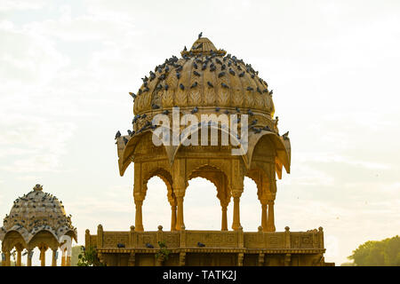 Vue spectaculaire sur le lac Gadi Sagar (Gadisar) avec les anciens temples pendant le coucher du soleil. Banque D'Images