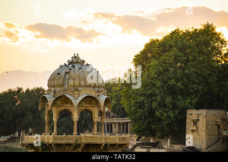 Vue spectaculaire sur le lac Gadi Sagar (Gadisar) avec un ancien temple au coucher du soleil. Banque D'Images