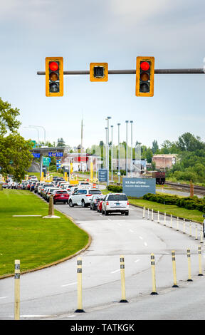 26 mai 2019 - Surrey, BC : le feu rouge au-dessus de voies sud proche frontière des États-Unis au parc Peace Arch. Banque D'Images