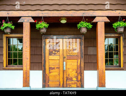 26 mai 2019 - Surrey, BC : portes en bois sculpté à la main à l'entrée principale, vers 1948 à l'édifice du patrimoine à l'abri de pique-nique parc Peace Arch. Banque D'Images