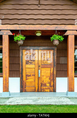 26 mai 2019 - Surrey, BC : portes en bois sculpté à la main à l'entrée principale, vers 1948 à l'édifice du patrimoine à l'abri de pique-nique parc Peace Arch. Banque D'Images