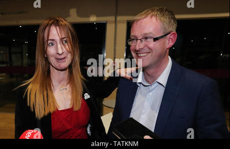 4 candidats indépendants Changement Clare Daly et sa conseillère juridique Gareth Noble parler aux médias pendant le décompte de la circonscription de Dublin des élections européennes lors de la RDS. Banque D'Images