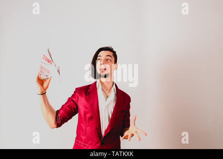 Jeune Magicien jonglant avec des jeux de cartes. Banque D'Images