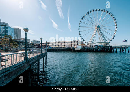 Seattle Waterfront Park et Grande Roue, grande roue offrant à climat contrôlé gondoles et une vue d'ensemble de la ville. Banque D'Images