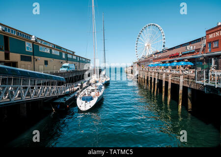 Seattle Waterfront Park et Grande Roue, grande roue offrant à climat contrôlé gondoles et une vue d'ensemble de la ville. Banque D'Images