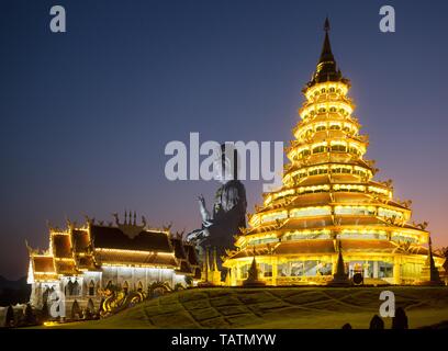Wat Huay Pla Kang illuminée au crépuscule, temple Guan Yin statue géante, Kuan Yin, Chiang Rai, Thaïlande du Nord, Thaïlande Banque D'Images