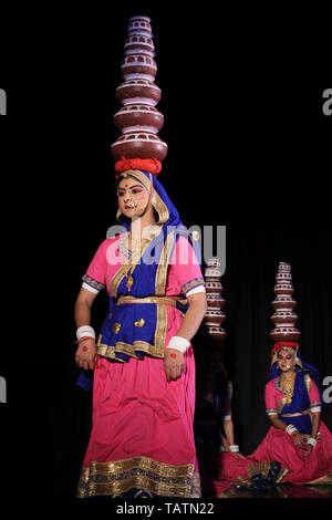 Femme portant des vêtements traditionnels indiens et de danse avec des pots sur la tête Banque D'Images